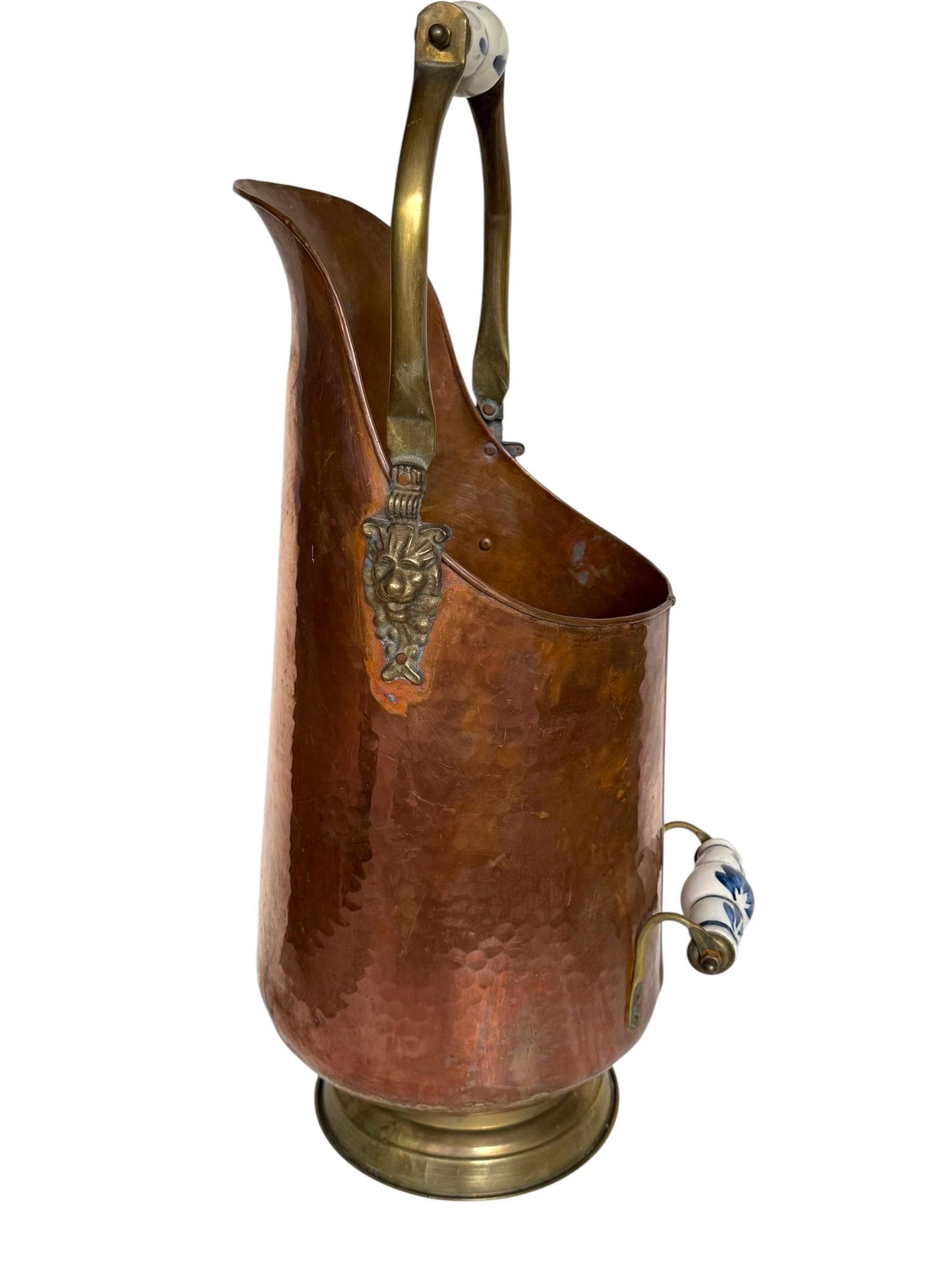 xL antique Delft Copper Coal Scuttle with Blue and White Ceramic Handles,  and brass lion heads 19th Century, wood pellets