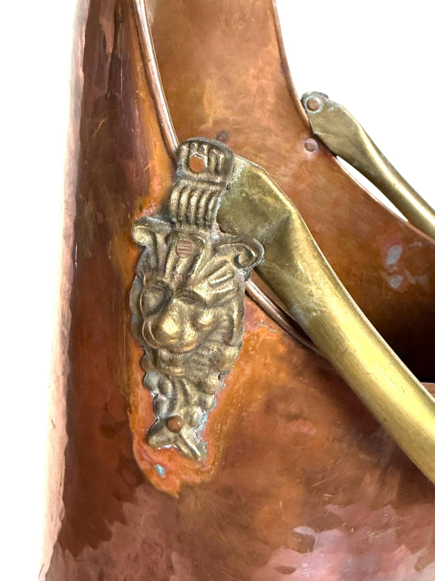 xL antique Delft Copper Coal Scuttle with Blue and White Ceramic Handles,  and brass lion heads 19th Century, wood pellets