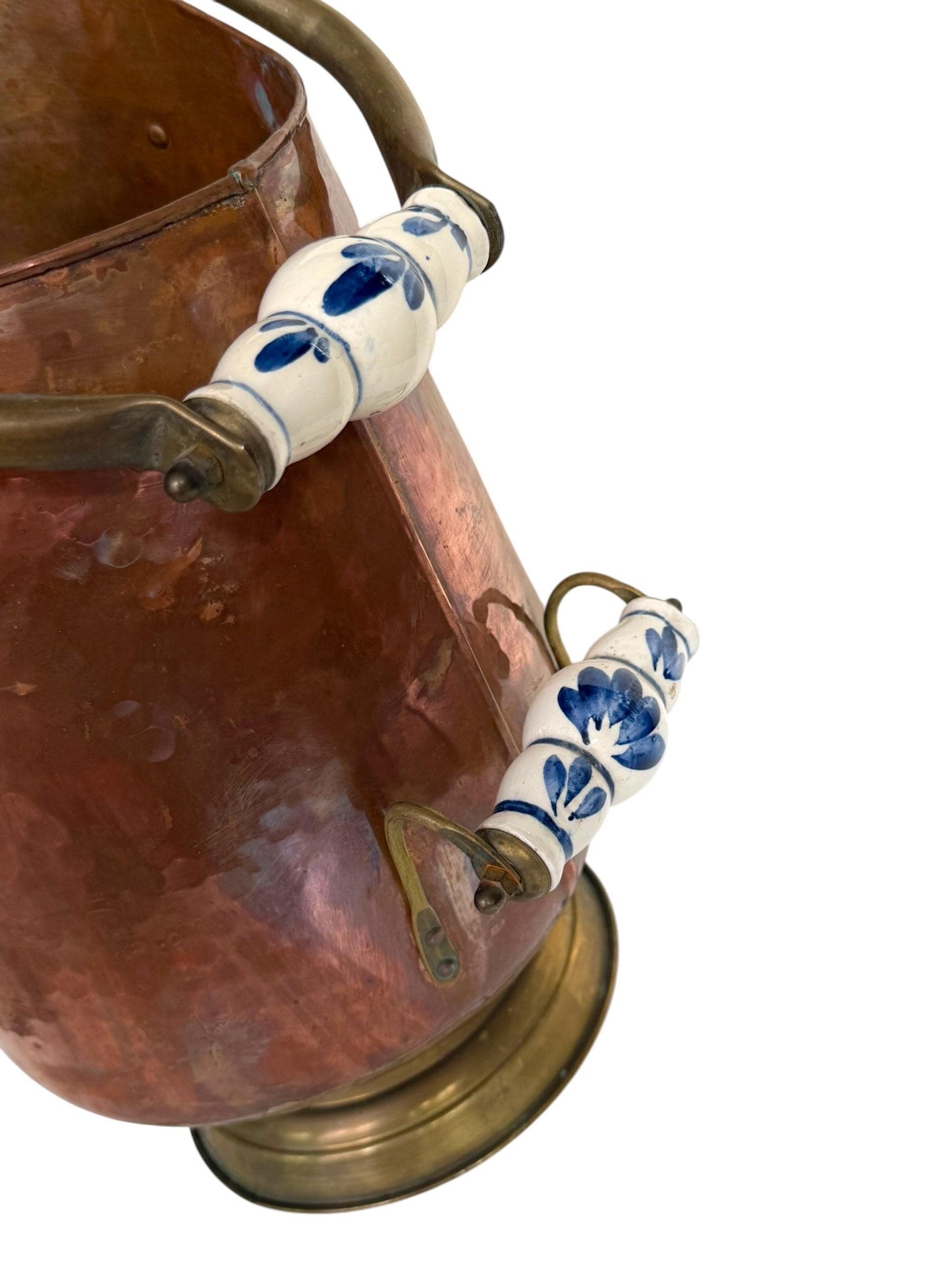 xL antique Delft Copper Coal Scuttle with Blue and White Ceramic Handles,  and brass lion heads 19th Century, wood pellets
