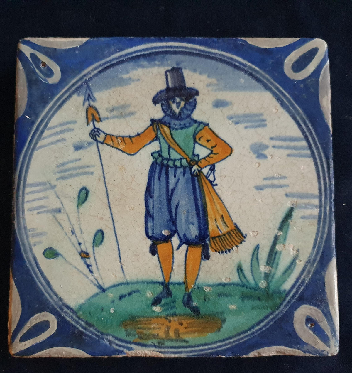 Early 17th-century Delft collectible tile, dated circa 1620, is decorated in polychrome and depicts a pikeman. Figuretile