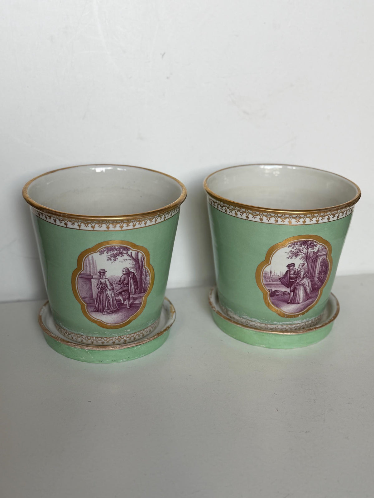 Meissen Porcelain Pair of antique Cachepots Jardinières with Saucers, Watteau Scenes, 19th Century planters