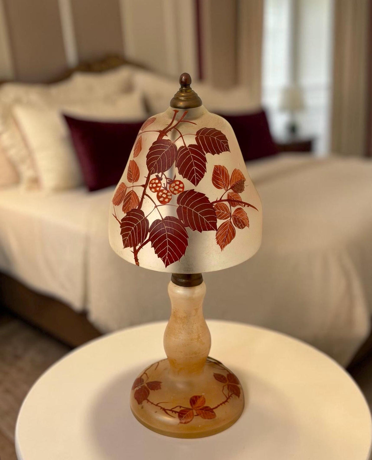 Art Deco romantic Cameo Glass Table Lamp with Blackberry Decoration, circa 1920–1930