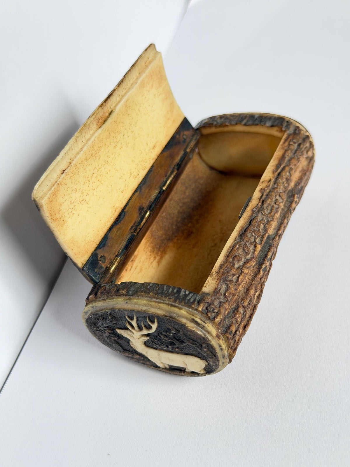Antique Bavarian Hand-Carved Antler Snuff Box, Germany circa 1870, Deer and Hound Hunting Scene