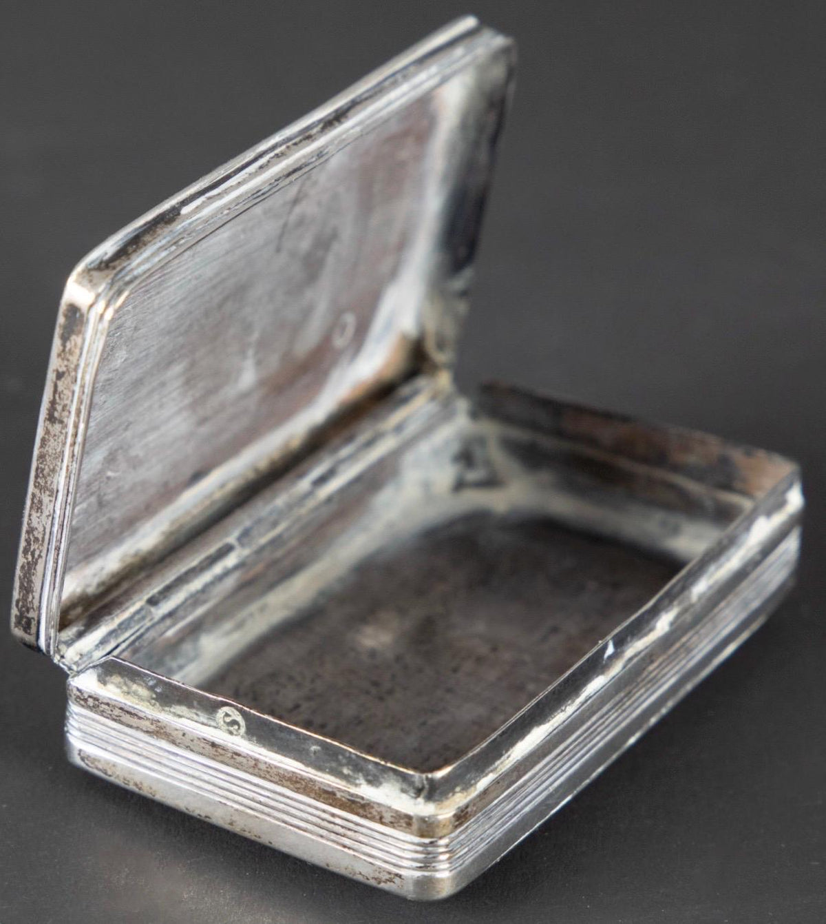 Rectangular silver snuff box with engraved guilloché motifs and reeded borders, 1852 ,  1,6 x 6,7 x 4 cm, signs of wear, 34 grams antique