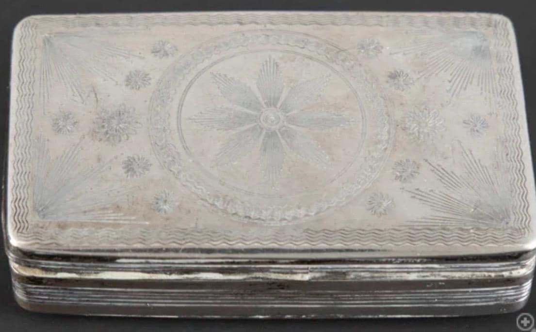 Rectangular silver snuff box with engraved guilloché motifs and reeded borders, 1852 ,  1,6 x 6,7 x 4 cm, signs of wear, 34 grams antique