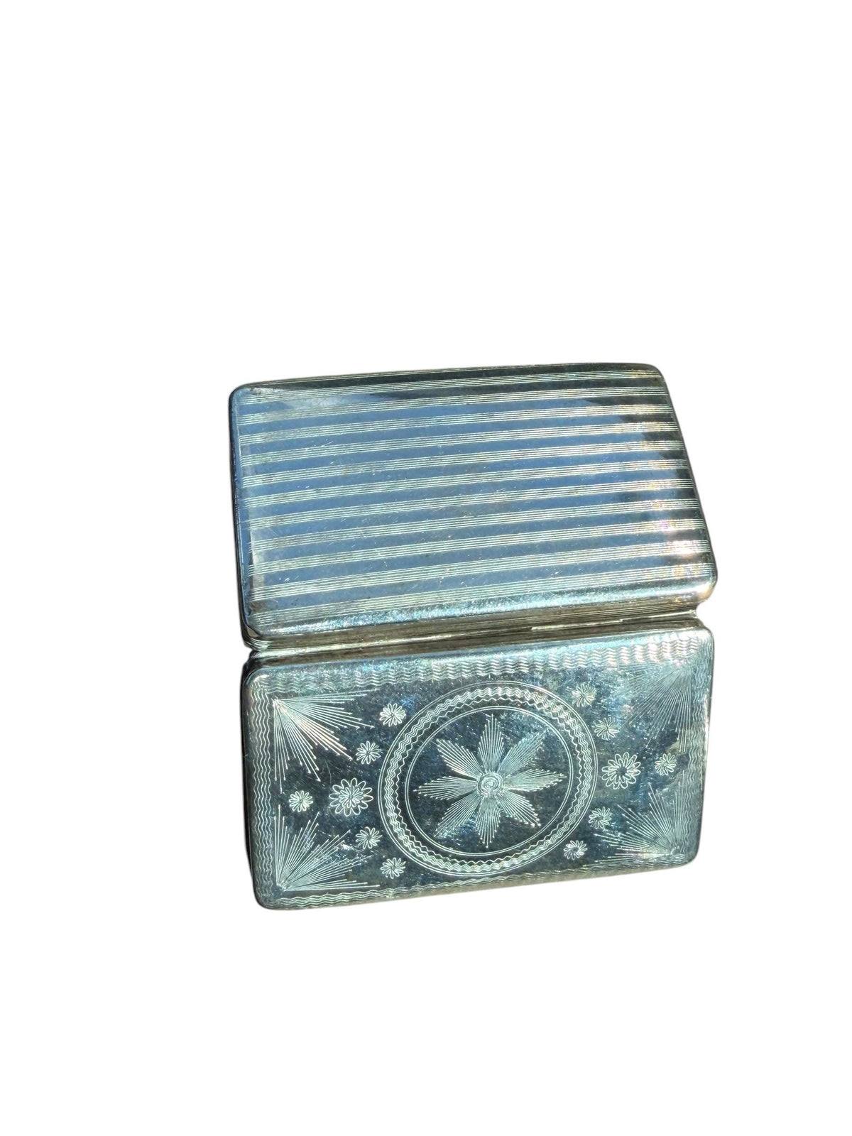 Rectangular silver snuff box with engraved guilloché motifs and reeded borders, 1852 ,  1,6 x 6,7 x 4 cm, signs of wear, 34 grams antique