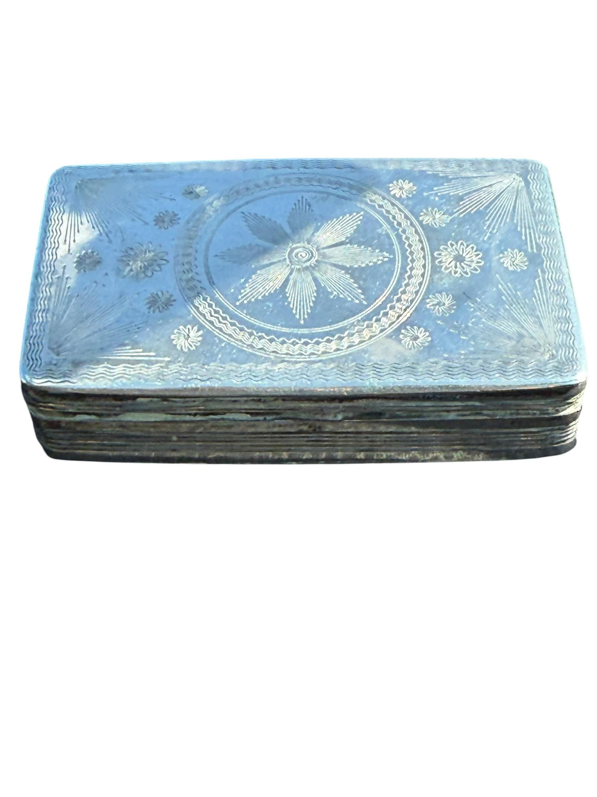Rectangular silver snuff box with engraved guilloché motifs and reeded borders, 1852 ,  1,6 x 6,7 x 4 cm, signs of wear, 34 grams antique