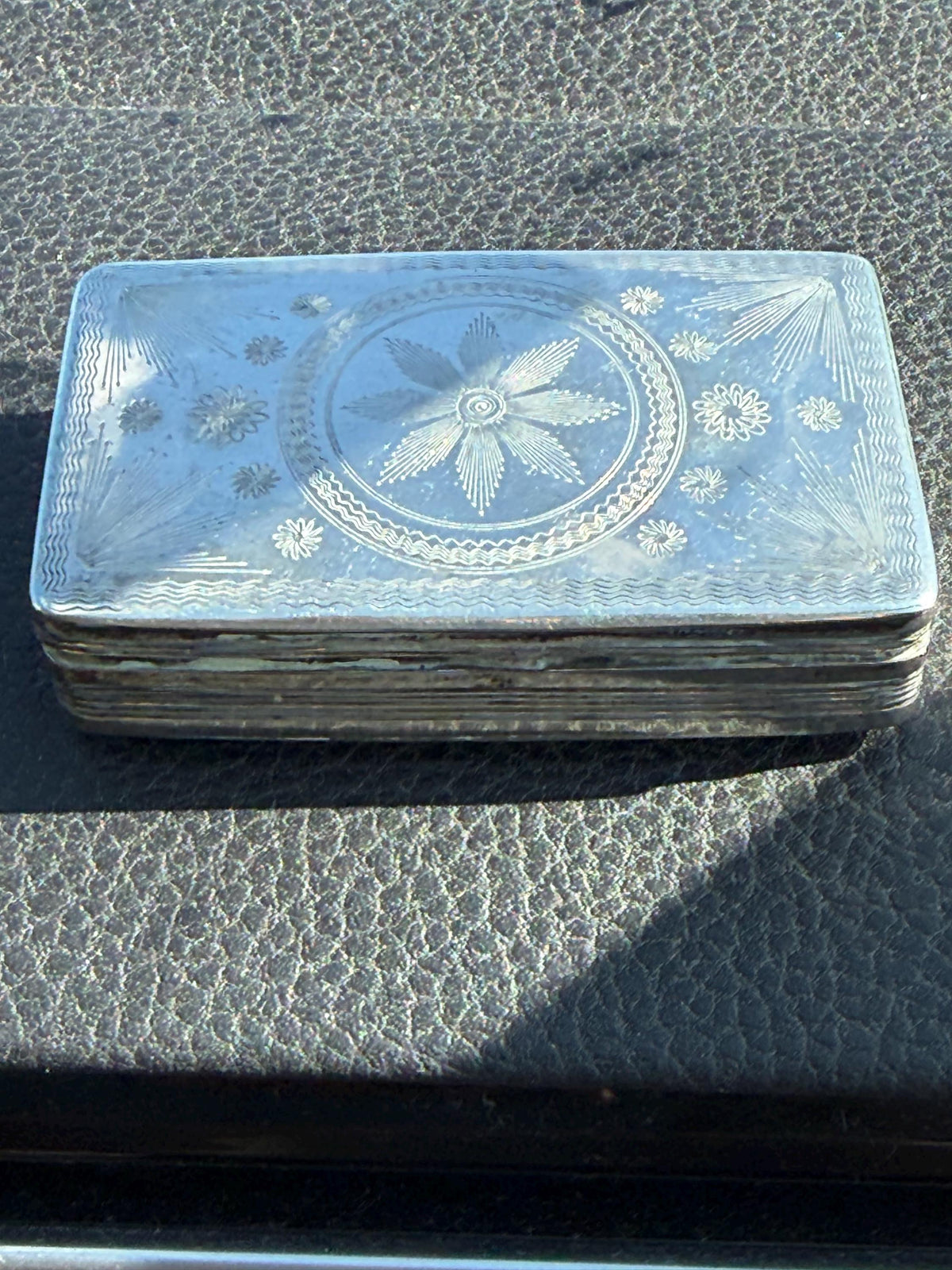 Rectangular silver snuff box with engraved guilloché motifs and reeded borders, 1852 ,  1,6 x 6,7 x 4 cm, signs of wear, 34 grams antique