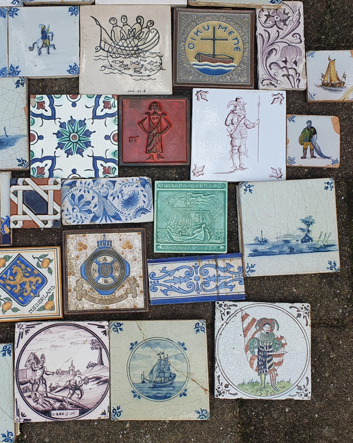 41 x Dutch Delft Blue Tile shards, mix, 17th/ 18th century, antique collectable and backsplash fireplace kitchen tiles. Tilewall