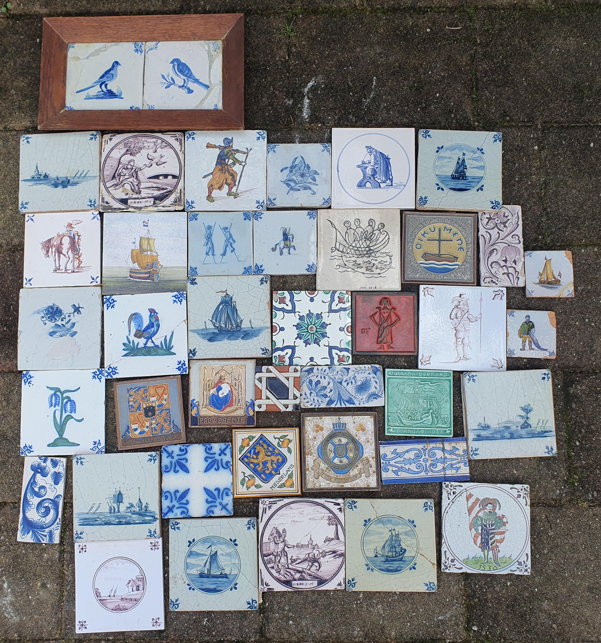 41 x Dutch Delft Blue Tile shards, mix, 17th/ 18th century, antique collectable and backsplash fireplace kitchen tiles. Tilewall