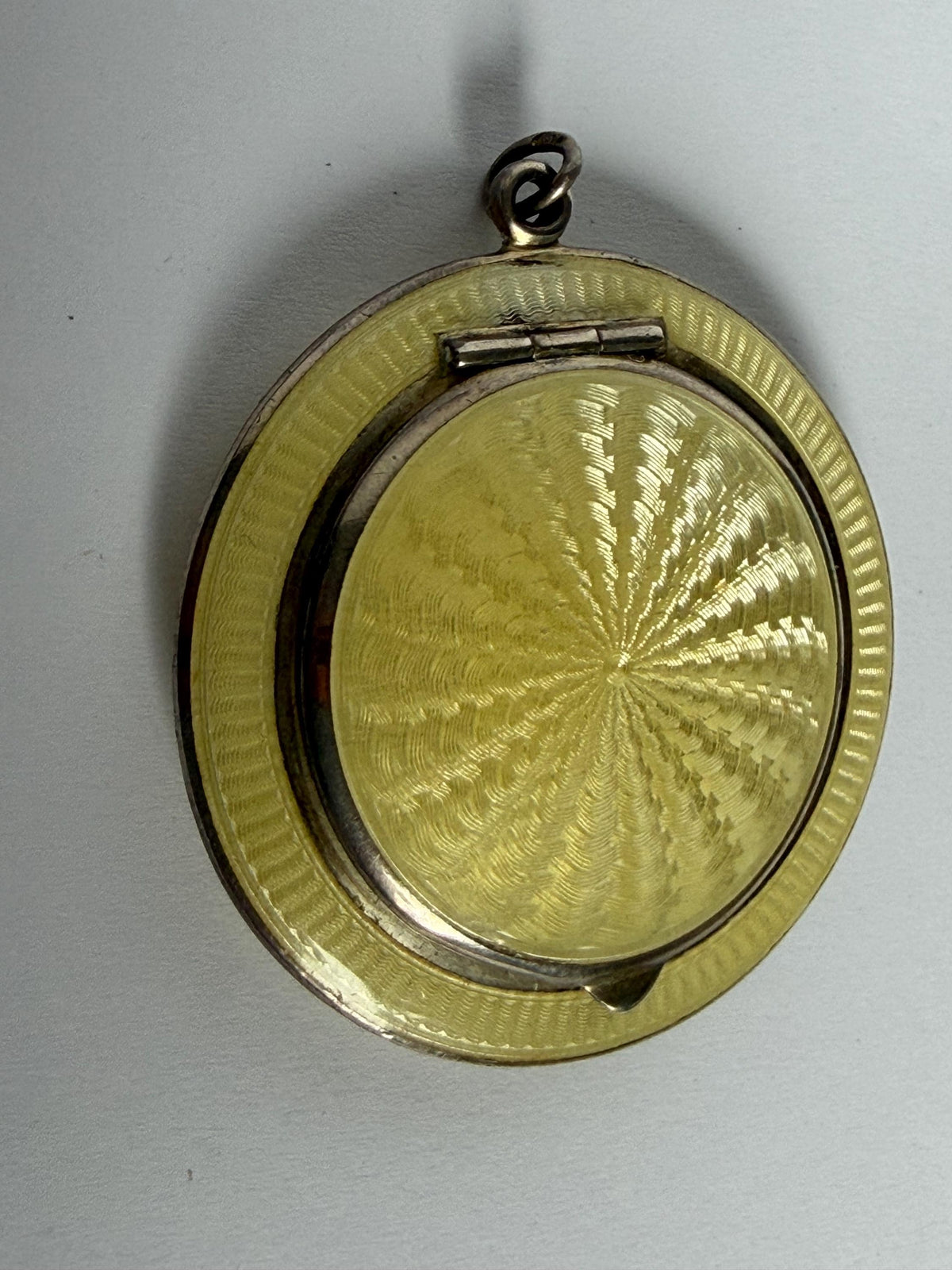 Guilloche powder -  American Silver Guilloché Pendant Compact – Art Deco 1920s vanity accesoire roaring twenties glasspaste
