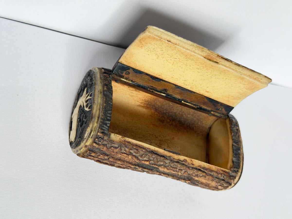 Antique Bavarian Hand-Carved Antler Snuff Box, Germany circa 1870, Deer and Hound Hunting Scene