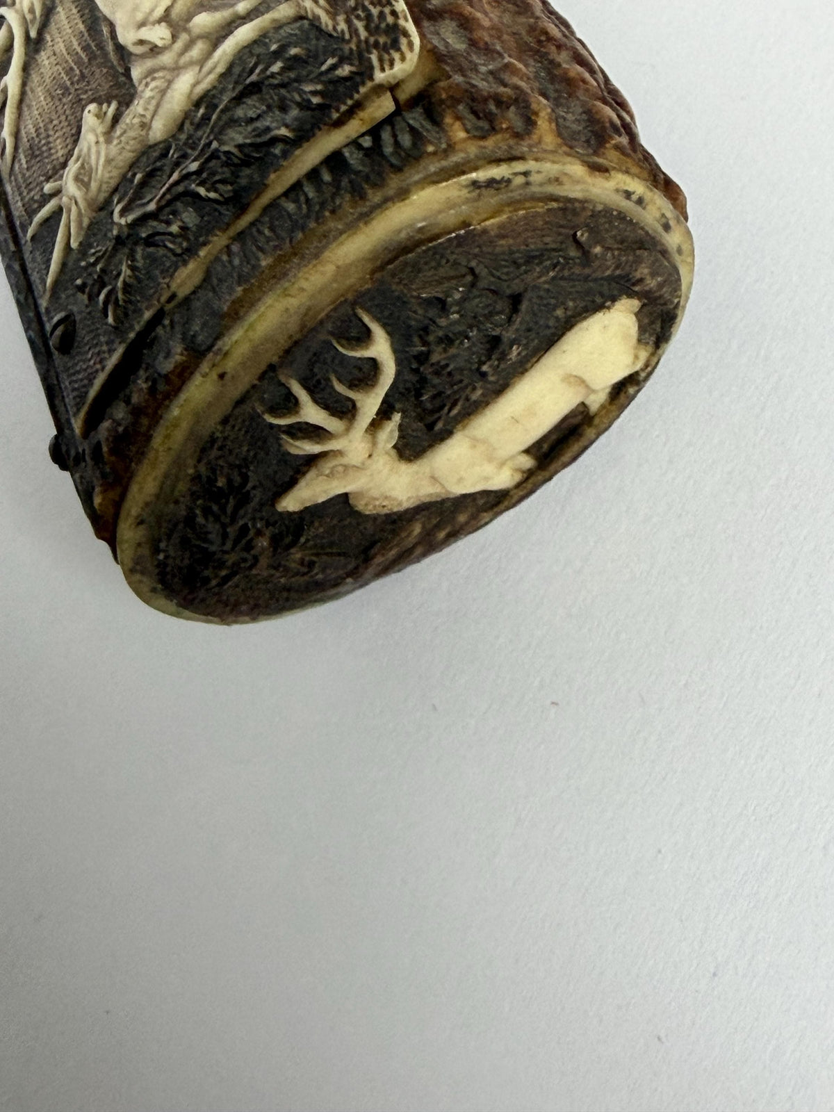 Antique Bavarian Hand-Carved Antler Snuff Box, Germany circa 1870, Deer and Hound Hunting Scene