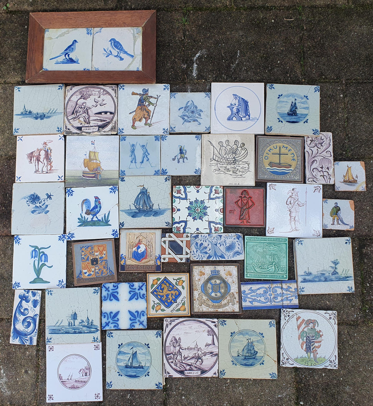 41 x Dutch Delft Blue Tile shards, mix, 17th/ 18th century, antique collectable and backsplash fireplace kitchen tiles. Tilewall