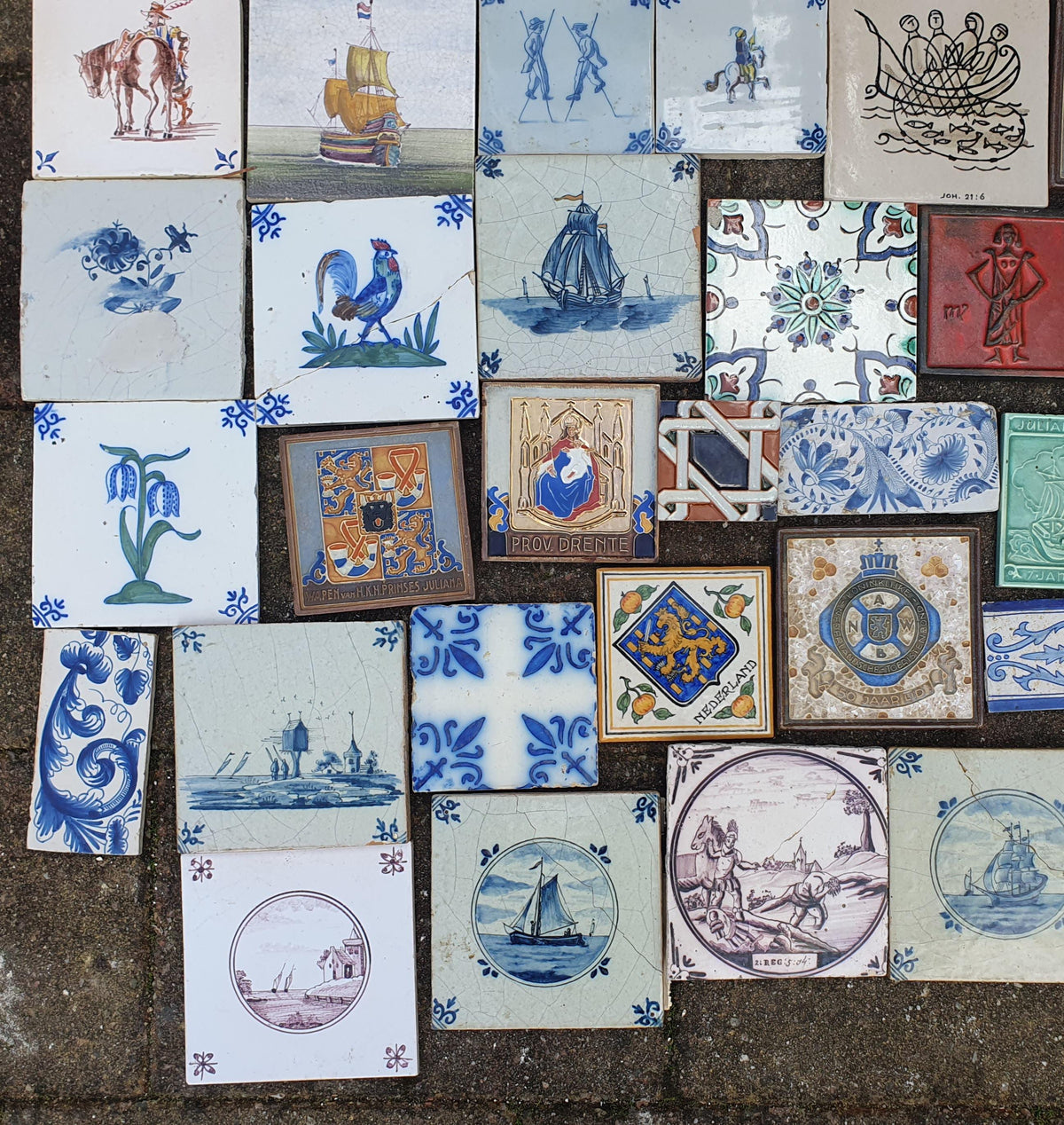 41 x Dutch Delft Blue Tile shards, mix, 17th/ 18th century, antique collectable and backsplash fireplace kitchen tiles. Tilewall