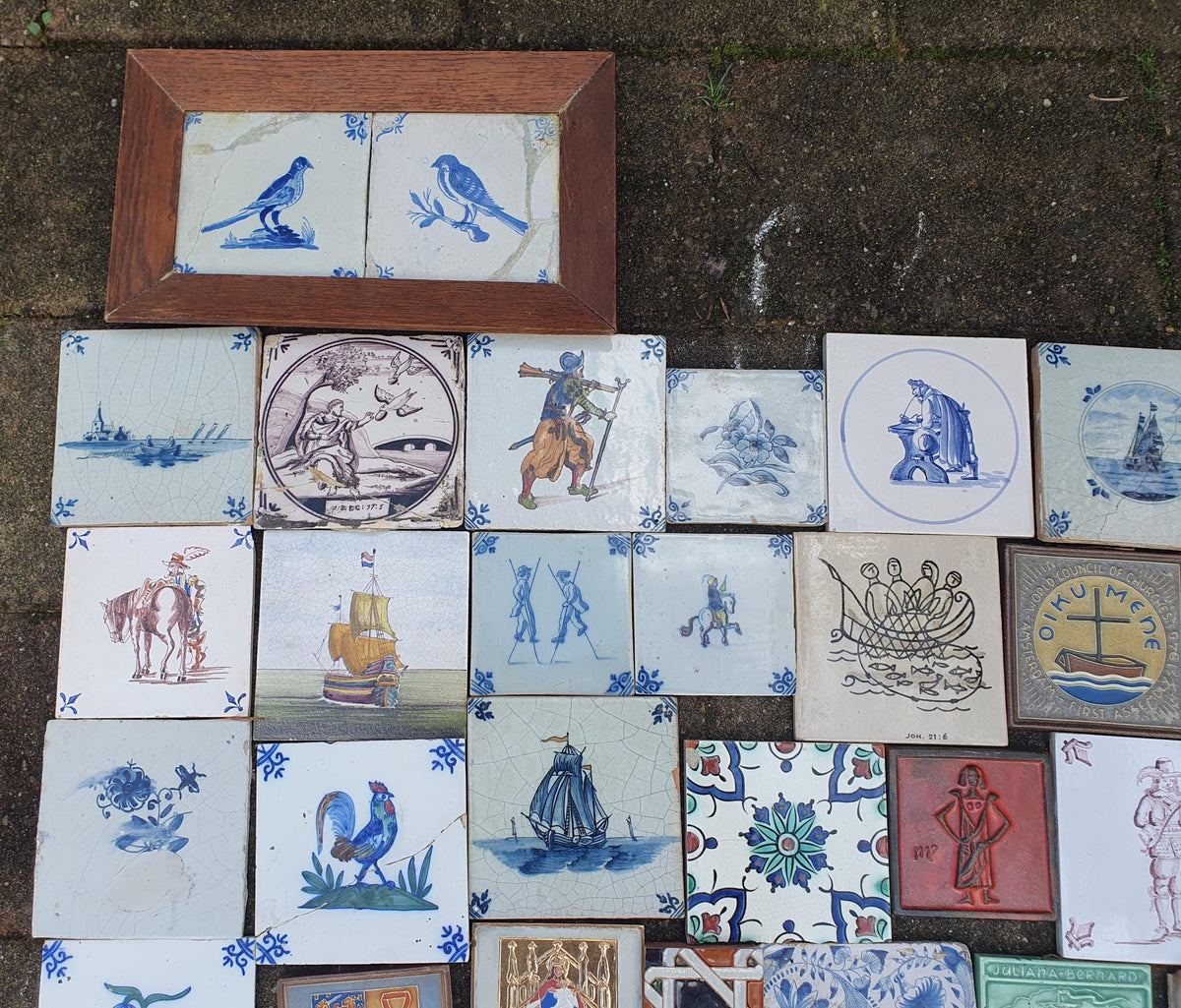 41 x Dutch Delft Blue Tile shards, mix, 17th/ 18th century, antique collectable and backsplash fireplace kitchen tiles. Tilewall