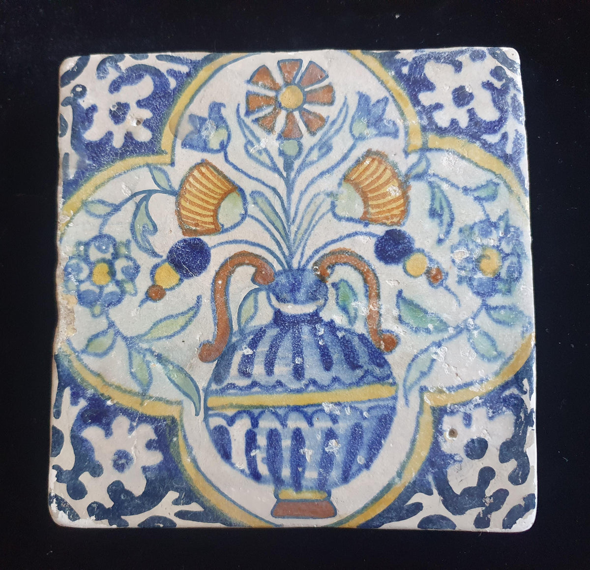 Delft tile, crafted around 1600, depicting a flower vase. Planttile