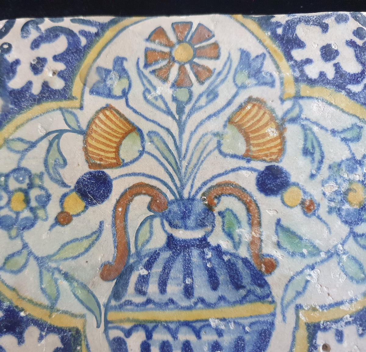 Delft tile, crafted around 1600, depicting a flower vase. Planttile