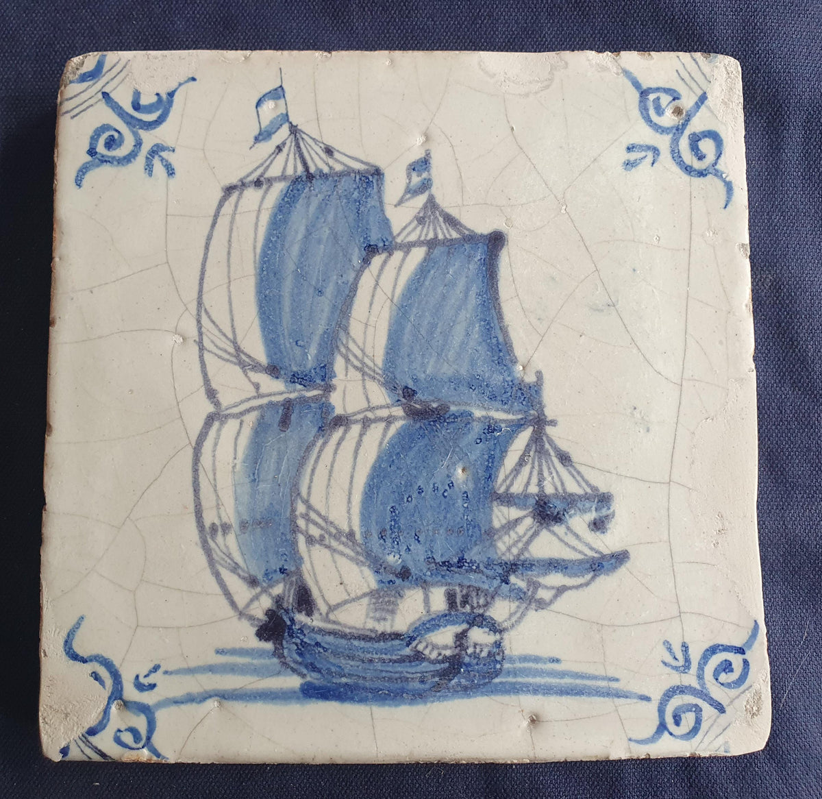 Antique Delft tile was made in Rotterdam around 1650 and depicts a sailing boat with fully hoisted sails. Shiptile